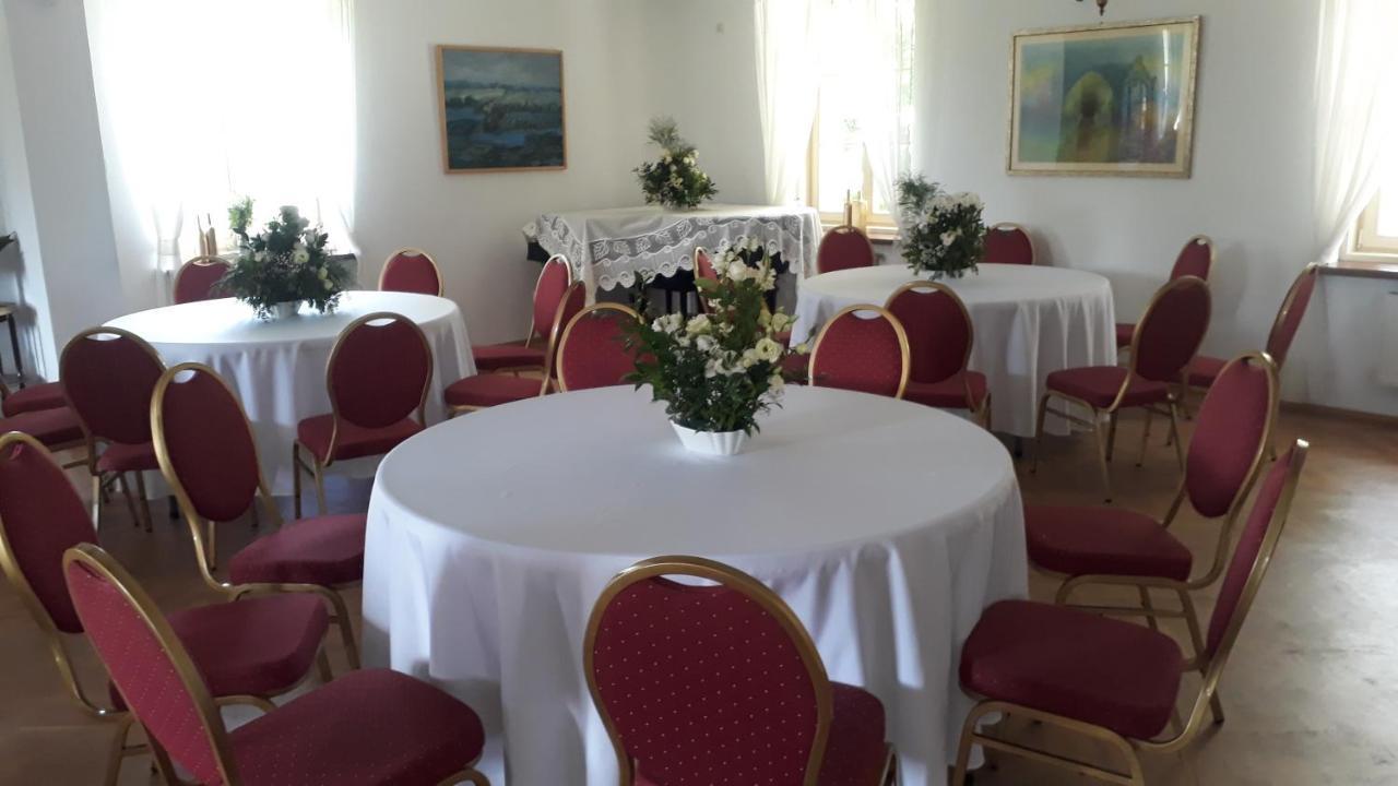 Dwor Strzyzew Bed and Breakfast Zelazowa Wola Εξωτερικό φωτογραφία