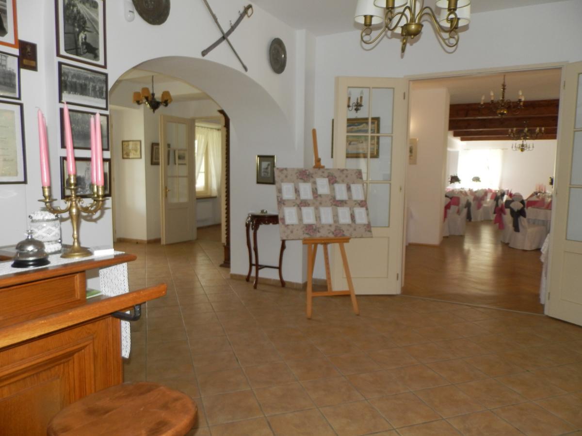 Dwor Strzyzew Bed and Breakfast Zelazowa Wola Εξωτερικό φωτογραφία
